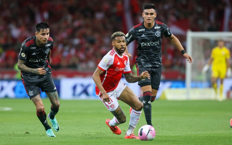 Flamengo sai na frente, cede empate ao Inter no fim, mas permanece no G-4 do Brasileiro
