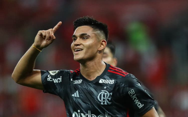 Após perda de gol incrível em empate do Flamengo, Alcaraz avisa: 'Sempre vou tentar'