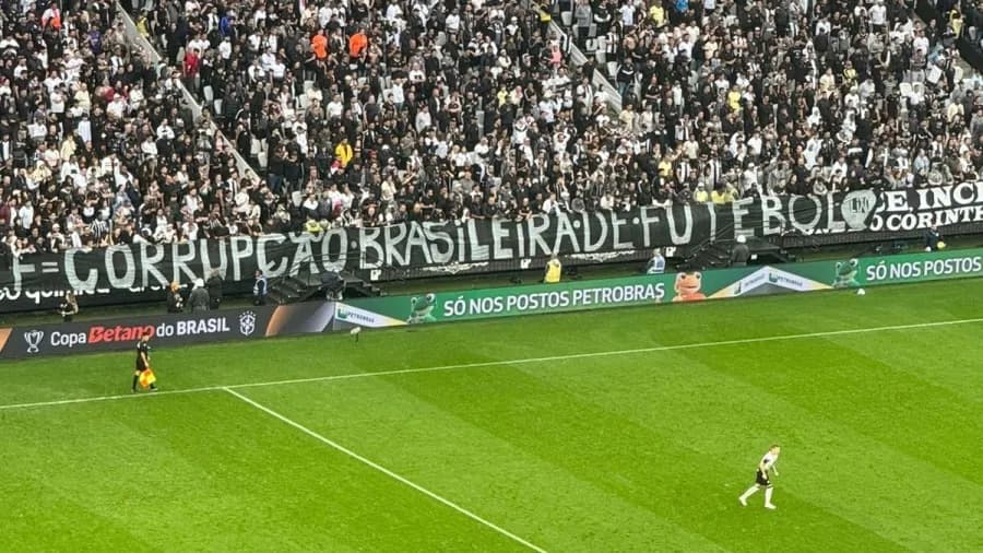 Torcida do Corinthians protesta contra CBF em faixa no duelo com Flamengo