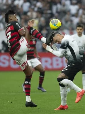 Bruno Henrique é expulso após atingir solada na cabeça de Matheuzinho