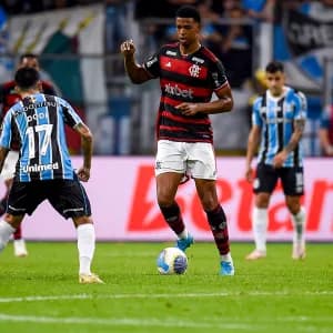 Grêmio contrata perícias e diz que não houve racismo contra Carlinhos, do Flamengo