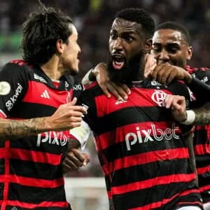 Gerson comanda o esfacelado Flamengo e o mantém na ponta