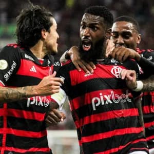 Gerson comanda o esfacelado Flamengo e o mantém na ponta