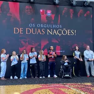 Flamengo faz homenagem a medalhistas olímpicos; Rebeca é ovacionada