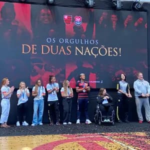 Flamengo faz homenagem a medalhistas olímpicos; Rebeca é ovacionada