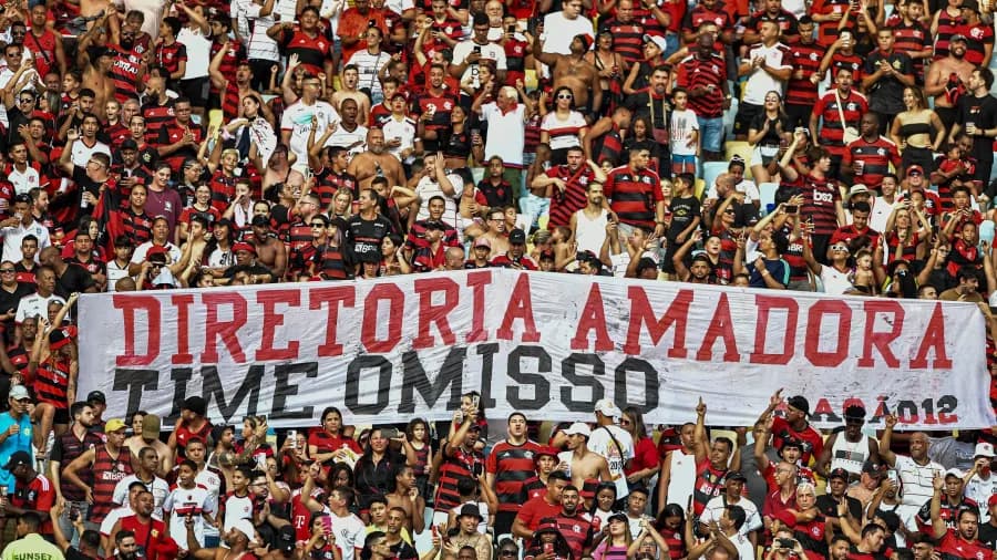 Torcida do Fla leva faixa de protesto para o Maracanã: 'Diretoria amadora'