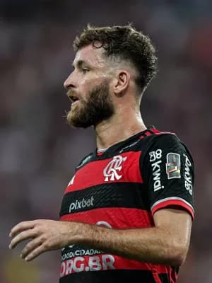 Léo Pereira é multado por atraso em chegada ao treino do Flamengo