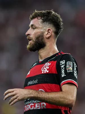 Léo Pereira é multado por atraso em chegada ao treino do Flamengo