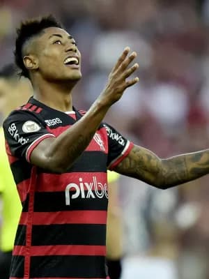 Bruno Henrique tem trauma no pé, descarta fratura, mas desfalca o Flamengo