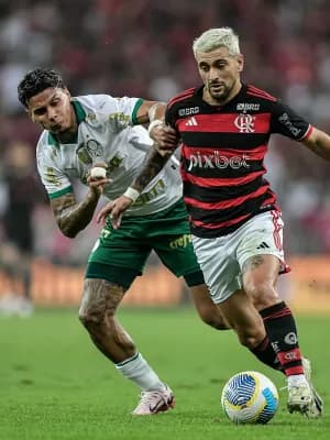 Palmeiras vai com três zagueiros e sem Estêvão; Flamengo terá Allan no time