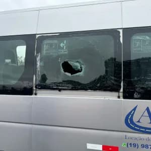 Van com torcedores do Flamengo tem vidro quebrado em chegada à Arena