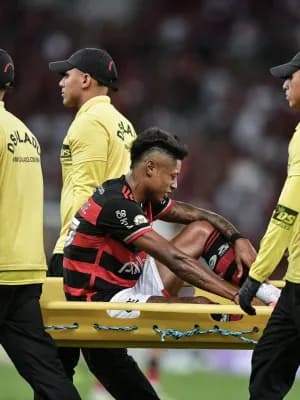 Flamengo: Bruno Henrique faz exames e descarta fratura no tornozelo