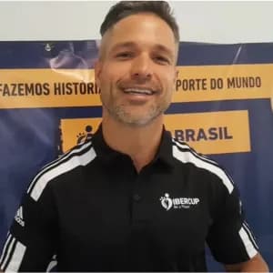 Ex-Fla, Diego brinca sobre vida de 'pai de jogador': 'Sofro para caramba'