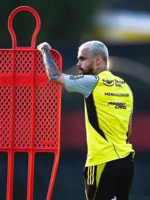 Michael treina e deve ser relacionado no Flamengo; time terá novidades