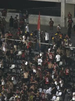 Torcida do Flamengo briga na arquibancada após derrota para o Botafogo