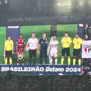 Árbitro entra com filho em campo para dar recado em São Paulo x Flamengo