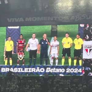Árbitro entra com filho em campo para dar recado em São Paulo x Flamengo