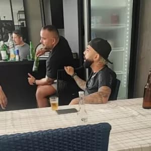 Gabigol é fotografado vestindo nova camisa do Corinthians