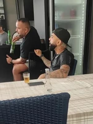 Gabigol tem todo direito de usar camisa do Corinthians durante a folga