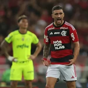 Flamengo venceu metade dos clássicos contra Palmeiras no Maracanã