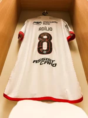 Flamengo faz homenagens a Adílio com nome na camisa de Gerson e patch