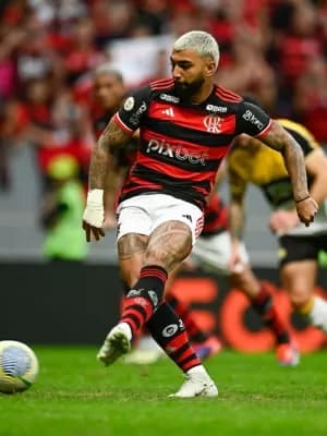 Gabigol volta a ser titular após seis meses em Flamengo mudado; veja o time