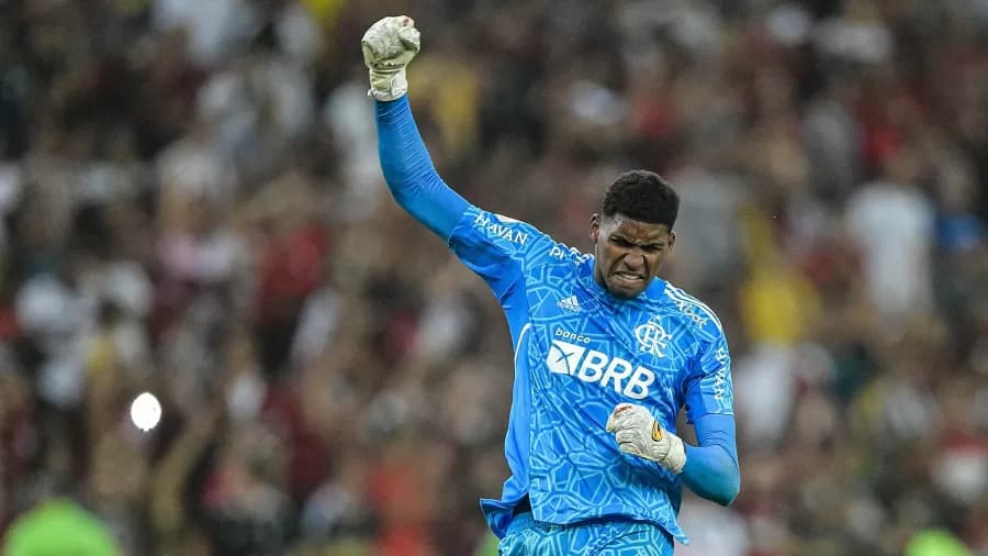 Corinthians avança e fica perto de contratar goleiro Hugo Souza