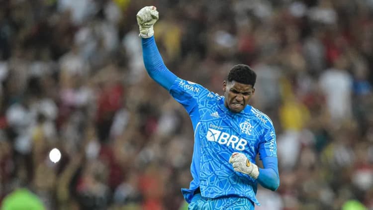 Corinthians avança e fica perto de contratar goleiro Hugo Souza