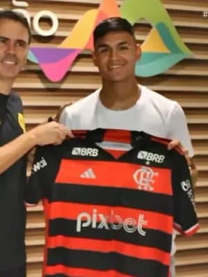 Carlos Alcaraz desembarca para se apresentar ao Flamengo: 'Maior do Brasil'