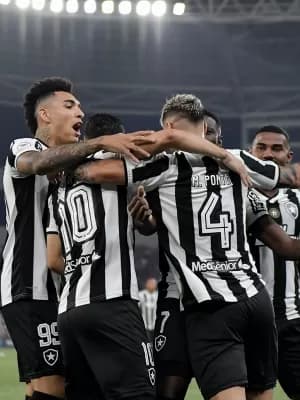 Botafogo retoma a liderança ao golear Flamengo, que perde jogo e Arrascaeta