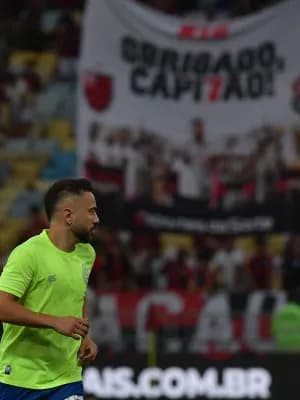 Everton Ribeiro viveu silêncio do Flamengo e viu homenagem gerar climão