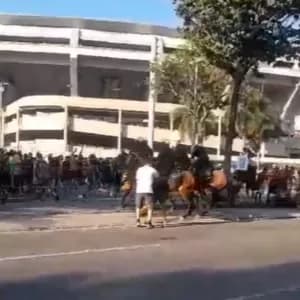 Torcedores do Corinthians e PM entram em conflito nos arredores do Maracanã