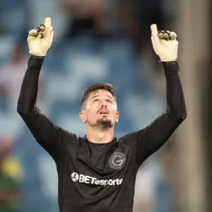 Sem o goleiro Santos, Corinthians estuda propostas para Hugo Souza e Tadeu