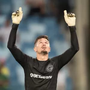 Sem o goleiro Santos, Corinthians estuda propostas para Hugo Souza e Tadeu