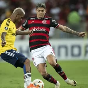 Flamengo confirma lesão muscular do lateral esquerdo Ayrton Lucas