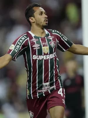 Fluminense perde pênalti, mas se recupera e vence o Flamengo no Brasileirão