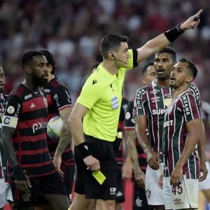 CBF divulga áudio do VAR em pênalti para o Flamengo: 'calçou o adversário'