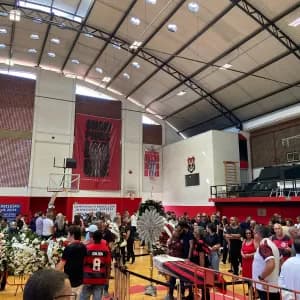 Adílio é velado na sede do Flamengo com Zico, ex-jogadores e torcedores