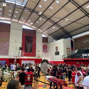 Adílio é velado na sede do Flamengo com Zico, ex-jogadores e torcedores