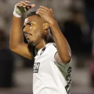 Botafogo se afasta do Palmeiras e Flamengo x Inter vale vaga no G-4