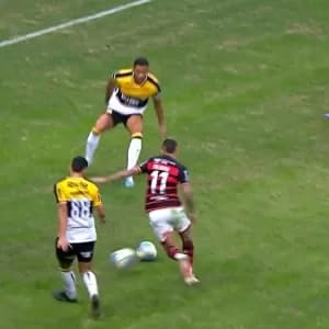 Juiz acertou em pênalti com duas bolas em campo? As opiniões de ex-árbitros