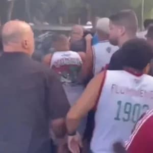 Torcida do Fluminense protesta no CT antes de clássico contra o Flamengo