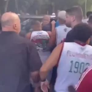 Torcida do Fluminense protesta no CT antes de clássico contra o Flamengo