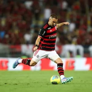 Com Léo Ortiz, Filipe Luís corrige um dos maiores erros de Tite