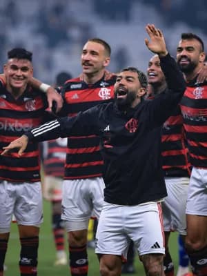 Flamengo zoa foguetório da torcida do Corinthians após classificação