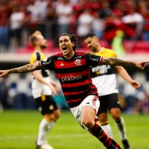 Flamengo vence de virada com gol salvador de Gabigol após pênalti inusitado