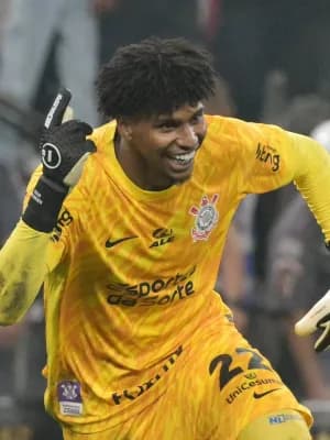 Como Hugo Souza mudou a cabeça para superar o Fla e brilhar no Corinthians