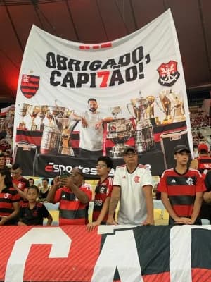 Everton Ribeiro no Maracanã tem bandeiras e filho com mascote do Flamengo