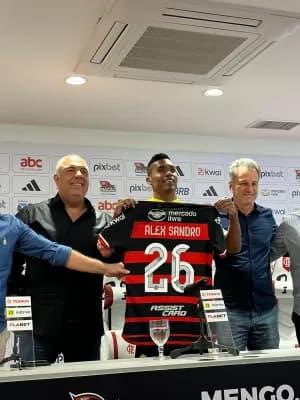 Alex Sandro revela que Tite e ex-companheiros pesaram em escolha pelo Fla