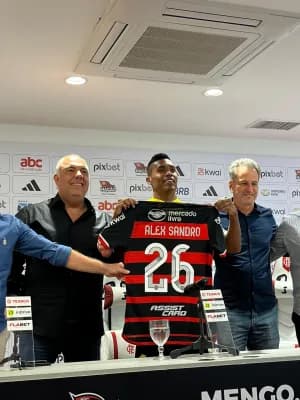 Alex Sandro revela que Tite e ex-companheiros pesaram em escolha pelo Fla